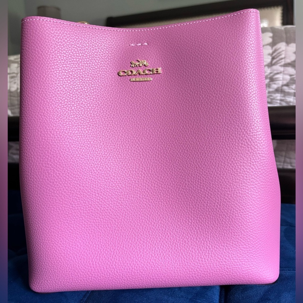 Like New!! Coach Large Town Bucket Bag in Violet Orchid!